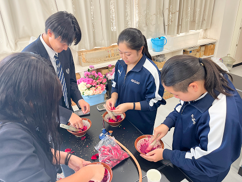 完成した作品を手にする参加者の様子